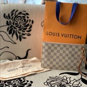 Louis Vuitton Neverfull pochette in Damier Azur